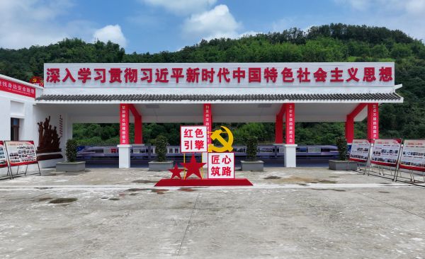 项目经理部打造“红色引擎 匠心筑路”特色党建示范高地——王利 摄